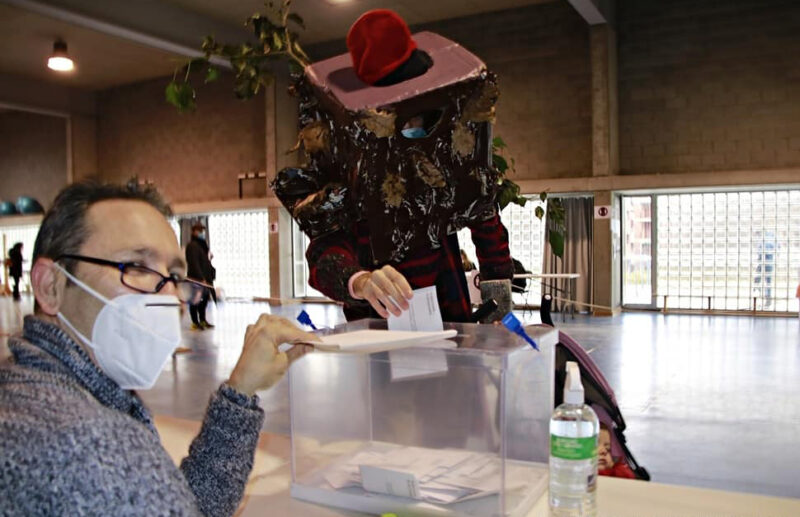 La Bustia votacio eleccions 14F disfressat Sant Andreu