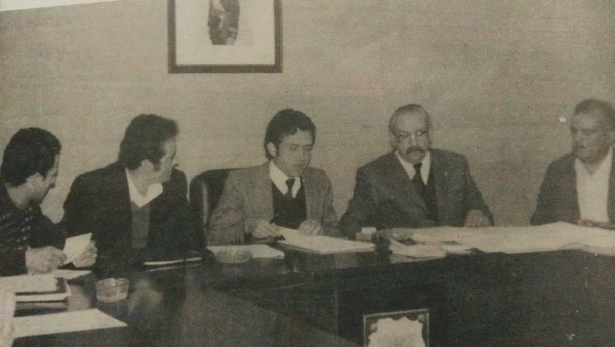 La Bustia Manuel lopez alcalde en el ple del primer mandat Abrera 1979 1983