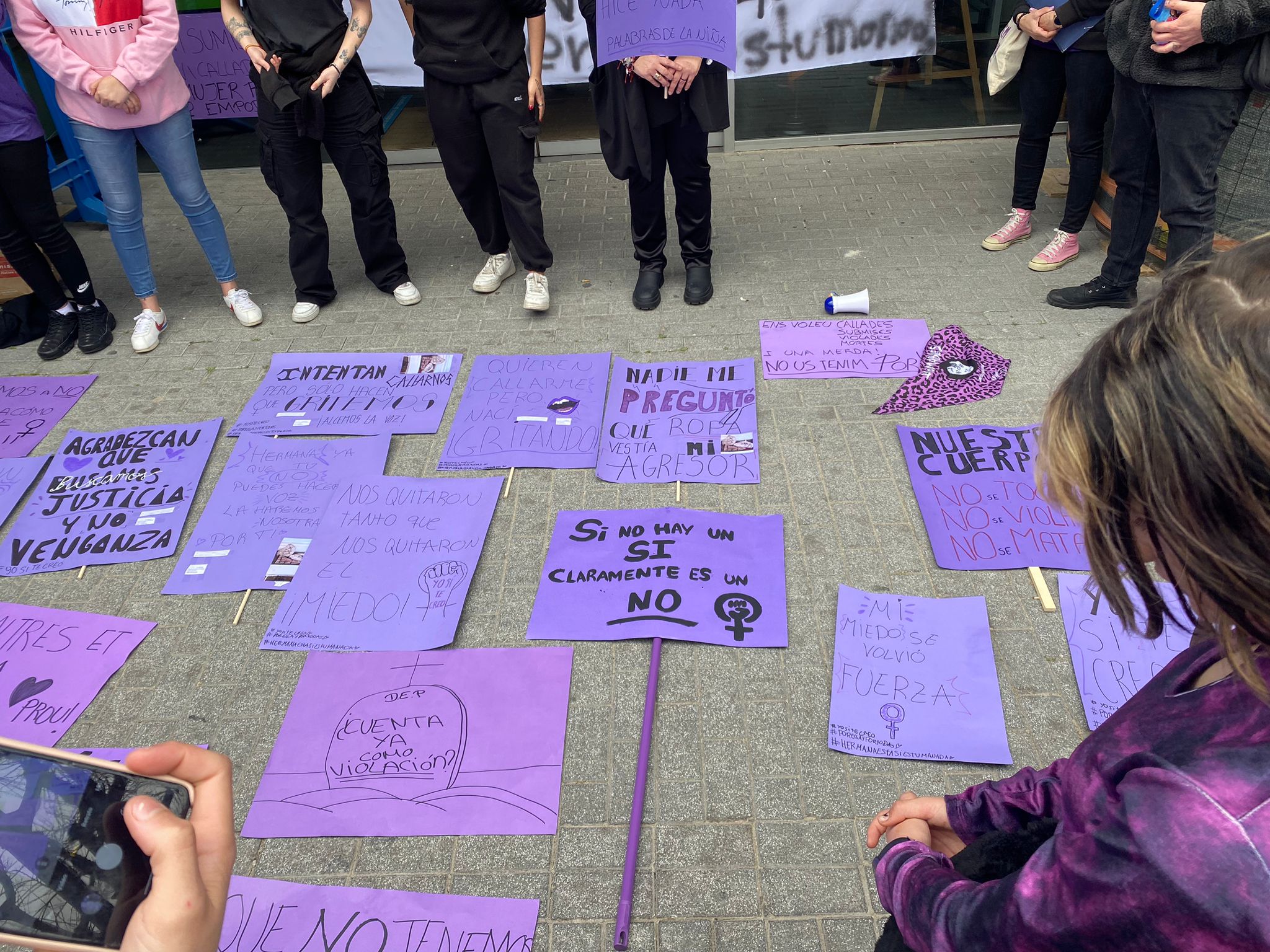 La Bustia concentracio contra agressio sexual i suport familia Esparreguera 3