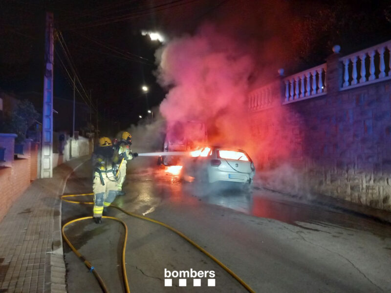 La Bustia cotxe cremat Sant Andreu (1)