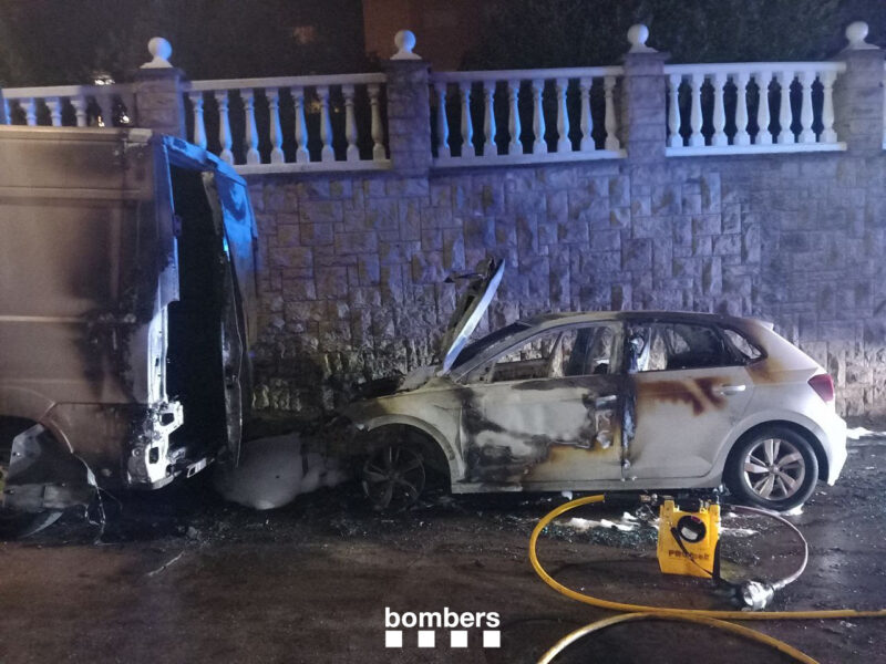 La Bustia cotxe cremat Sant Andreu (1)