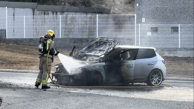 La Bustia Bombers cotxe crema al Congost Martorell 4