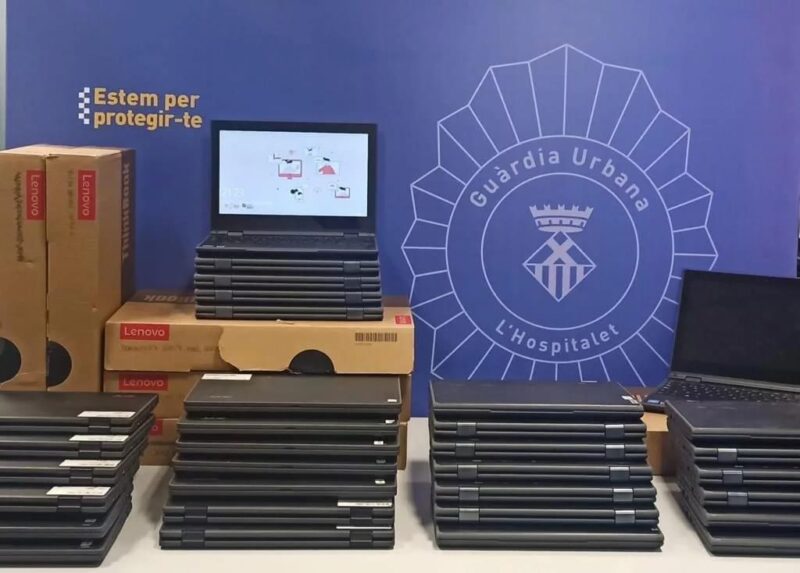 La Bustia recuperats 56 portatils robats escola Abrera