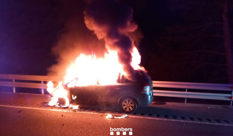 La Bustia vehicle cremat Gelida 23 desembre