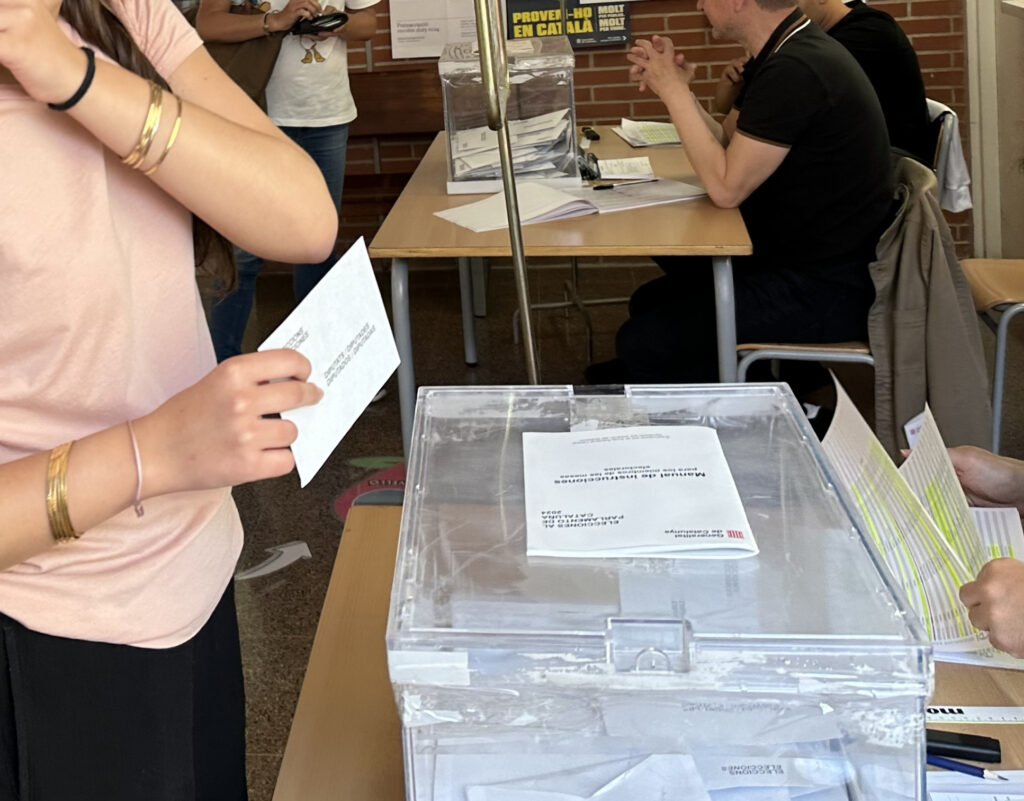 La Bustia votant eleccions al Parlament Olesa 2024
