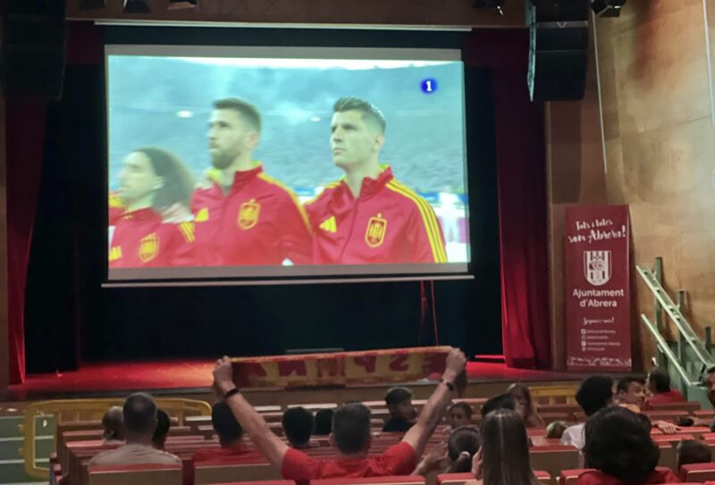 La Bustia pantalla gegant final Eurocopa Espanya 14 juliol 2024 Sala Municipal Abrera 2
