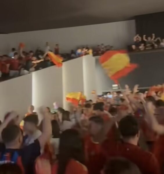 La Bustia pantalla gegant i celebracio final Eurocopa Espanya 14 juliol 2024 Sant Andreu 1