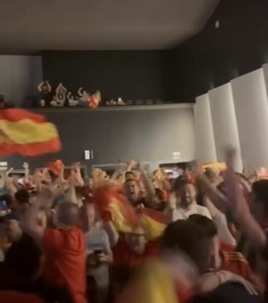 La Bustia pantalla gegant i celebracio final Eurocopa Espanya 14 juliol 2024 Sant Andreu 2