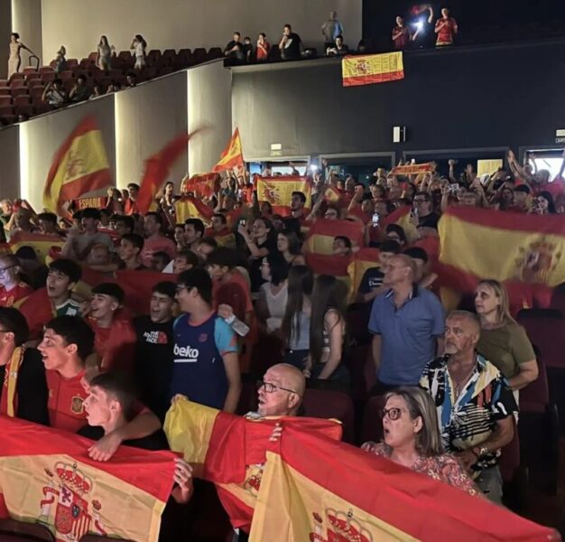La Bustia pantalla gegant i celebracio final Eurocopa Espanya 14 juliol 2024 Sant Andreu 4