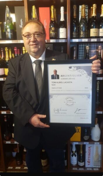 La Bustia Toni Albiol amb diploma ASI Enoteca Divins Martorell