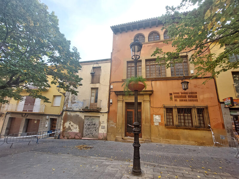 La Bustia paret mitgera esfondrada entre casa deshabitada i antiga biblioteca Esparreguera