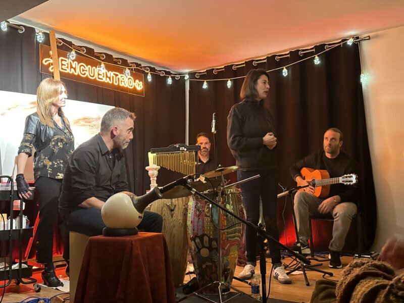 La Bustia Concert Conexiones musics i pintora Olesa a Encuentro Abrera 3