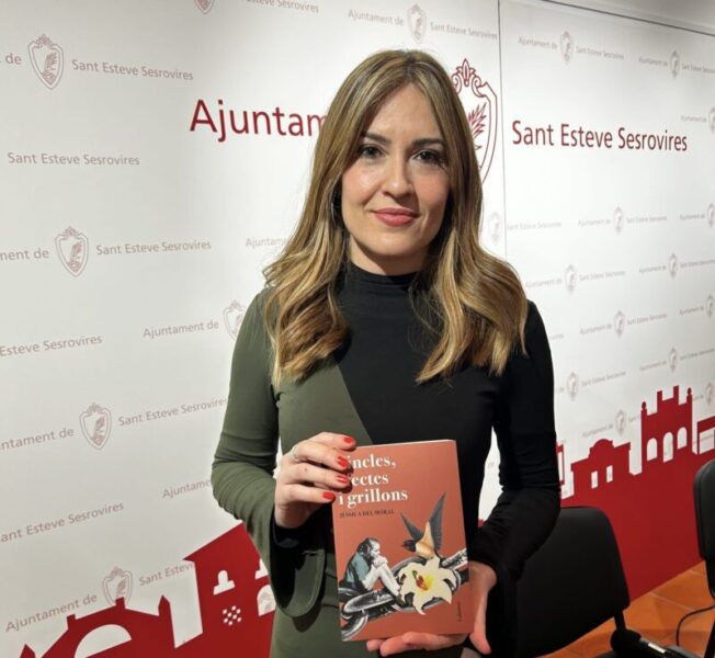 La Bustia Jessica del Moral amb el llibre a la ma presentacio Sant Esteve