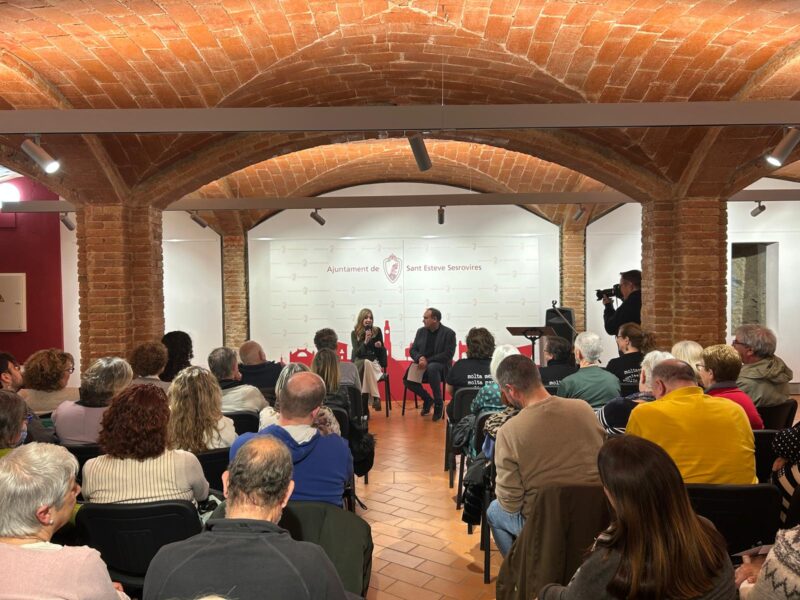 La Bustia Jessica del Moral presentacio llibre Sant Esteve foto Aj