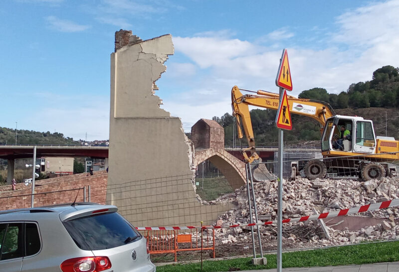 La Bustia enderroc casa costat Pont Diable Martorell