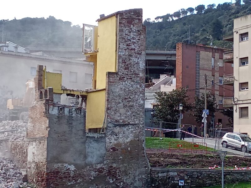 La Bustia enderroc casa costat Pont Diable Martorell