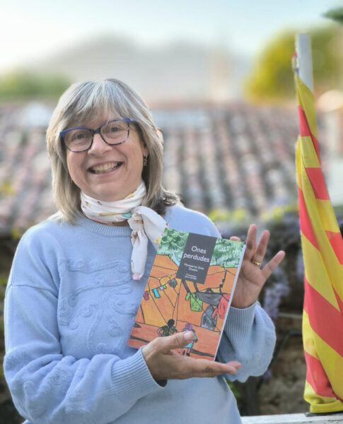 La Bustia Montserrat Simo amb llibre Ones perdudes Esparreguera