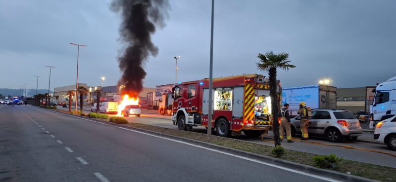 La Bustia incendi cotxe Sant Andreu 10 abril 2025 2