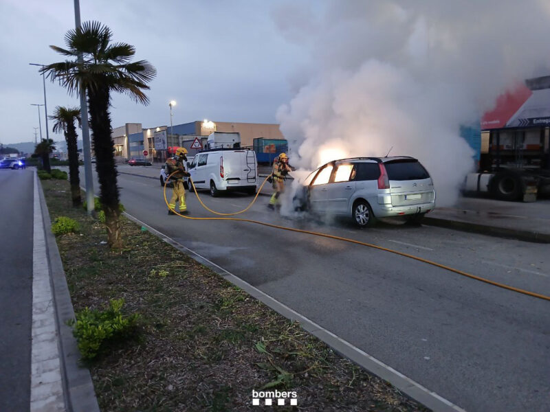 La Bustia incendi cotxe Sant Andreu 10 abril 2025