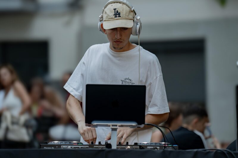 La Bustia PAS Lounge Martorell DJ Kolom 4