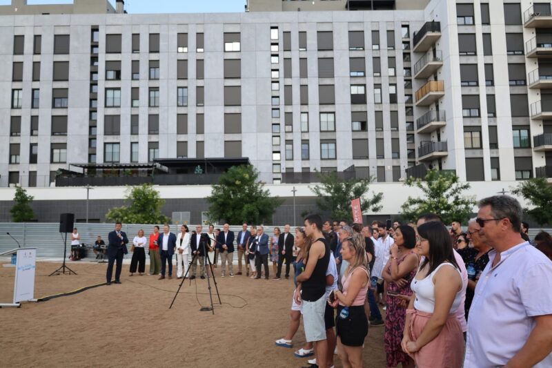 La Bustia assistents primera pedra habitatges Forum La Sinia Martorell