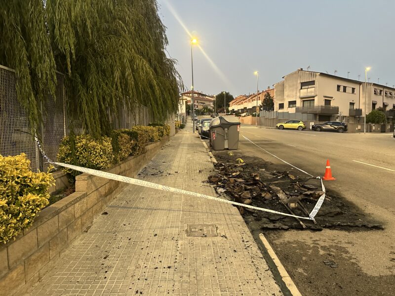 La Bustia contenidors calcinats Olesa 16 juliol 2025