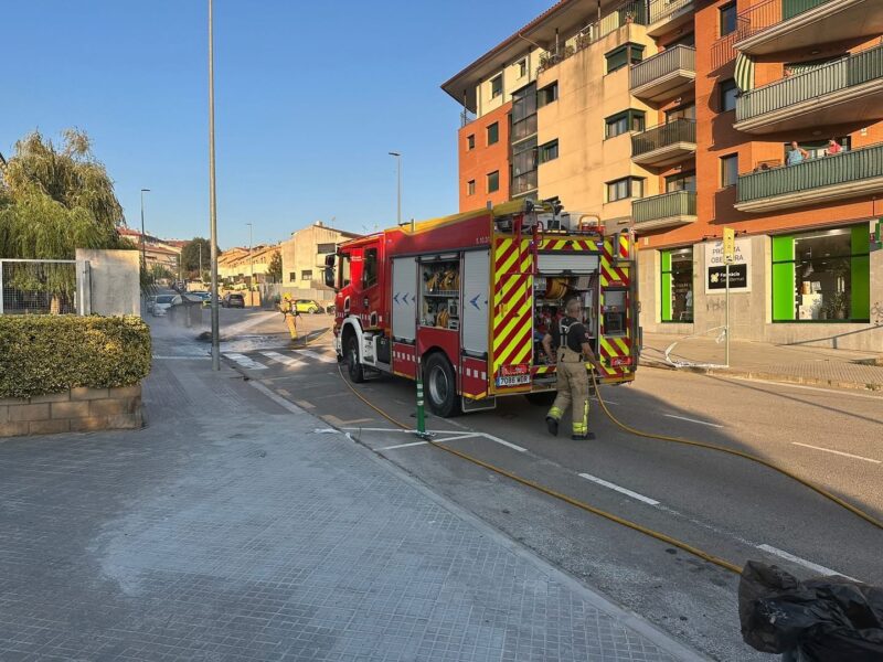 La Bustia contenidors calcinats Olesa 16 juliol 2025