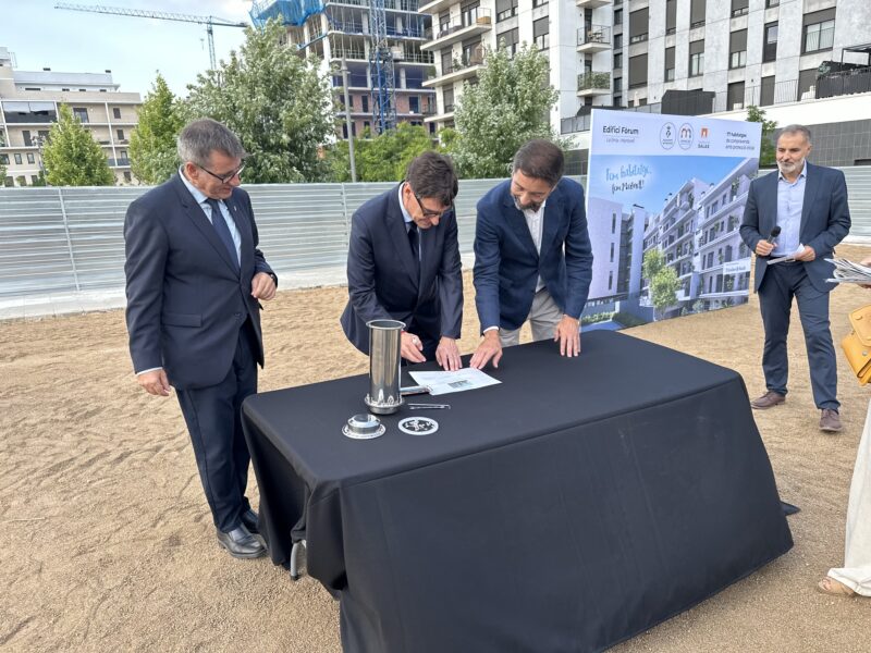La Bustia primera pedra habitatges Forum La Sinia Martorell