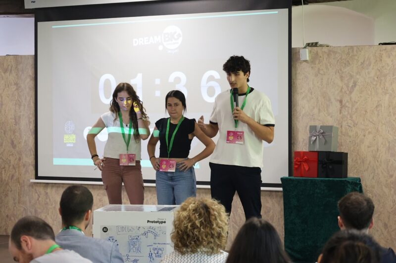 La Bustia Hackato Empren Jove 10