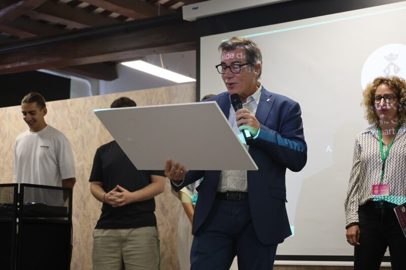 La Bustia Hackato Empren Jove 2