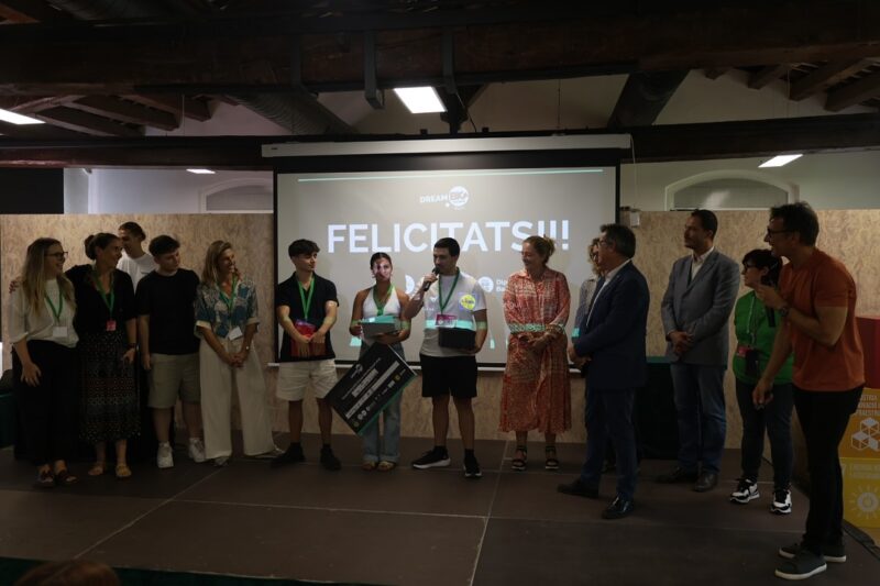 La Bustia Hackato Empren Jove 4