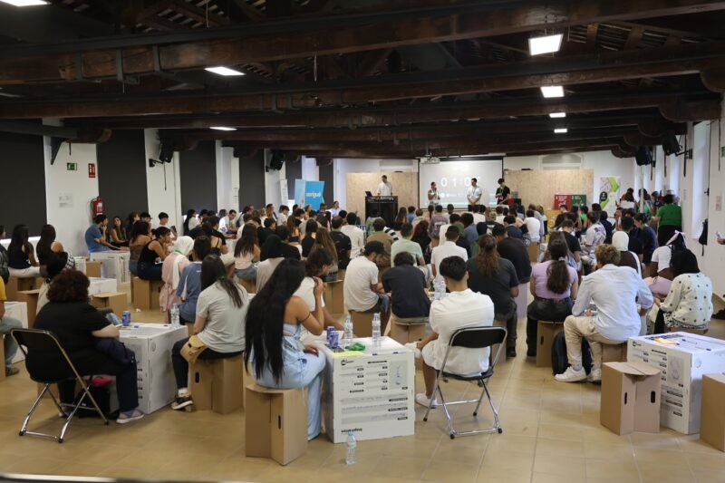 La Bustia Hackato Empren Jove 8