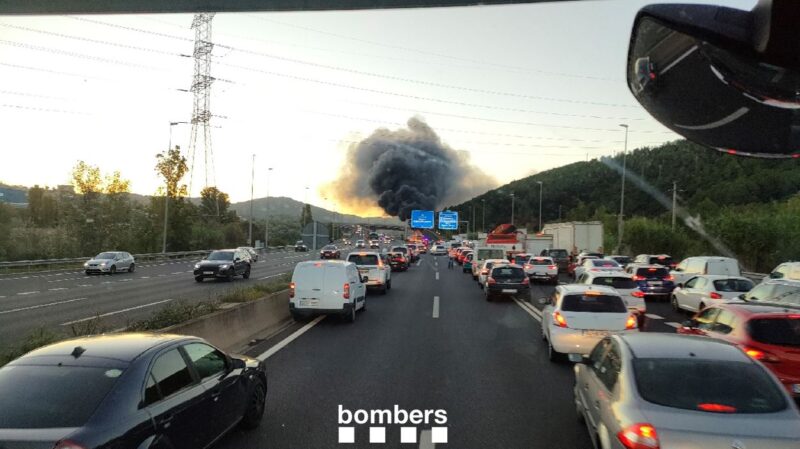 La Bustia incendi camio Sant Andreu 1