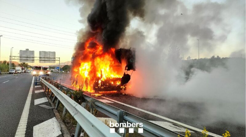 La Bustia incendi camio Sant Andreu 3