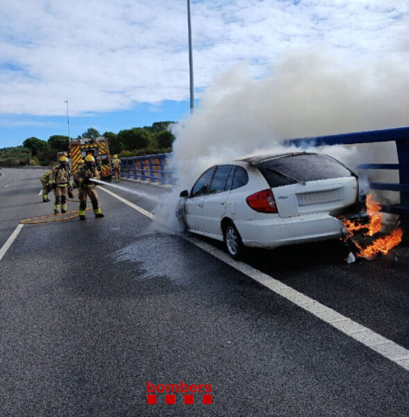 La Bustia cotxe cremat B40 fora tunel Abrera 1
