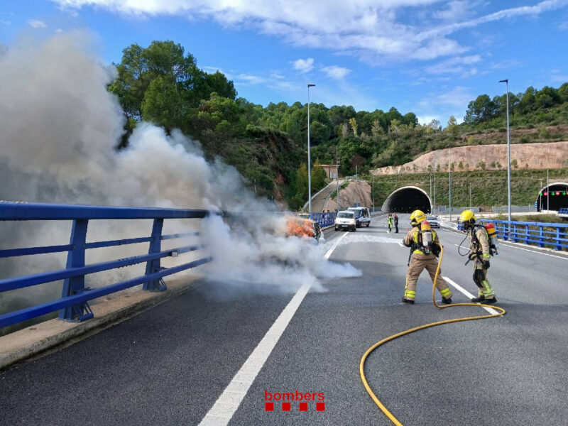La Bustia cotxe cremat B40 fora tunel Abrera 3