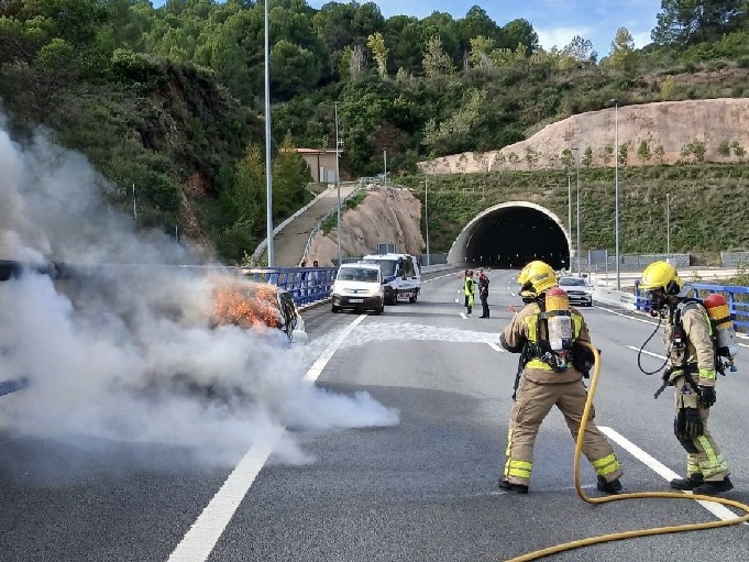 La Bustia cotxe cremat B40 fora tunel Abrera