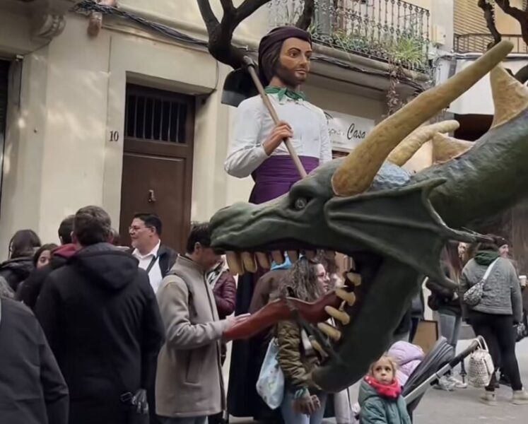 La Bustia conte Paper Estrassa El Drac Olive la Serp estricadora i figures Laia Santis i Núria Colom Olesa