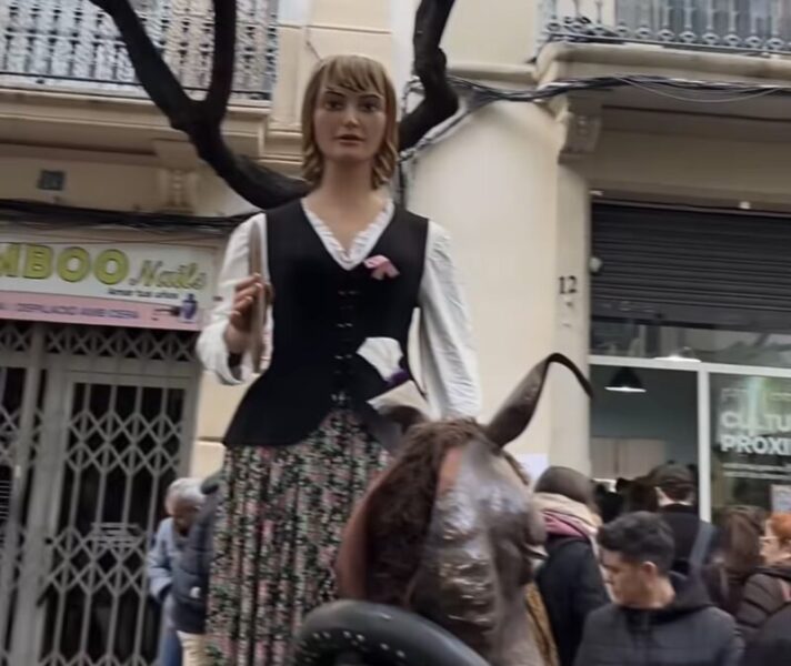 La Bustia conte Paper Estrassa El Drac Olive la Serp estricadora i figures Laia Santis i Núria Colom Olesa