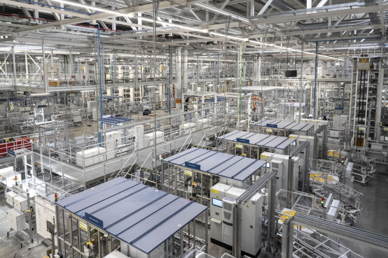 La Bustia inauguracio planta assemblatge bateries foto acn