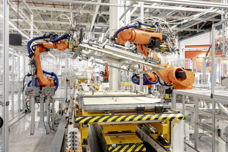 La Bustia inauguracio planta assemblatge bateries foto acn