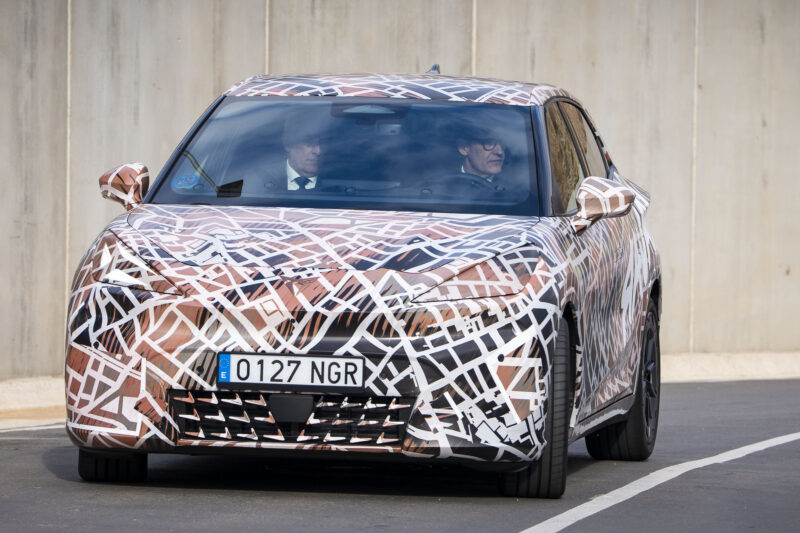 La Bustia inauguracio planta assemblatge bateries foto acn