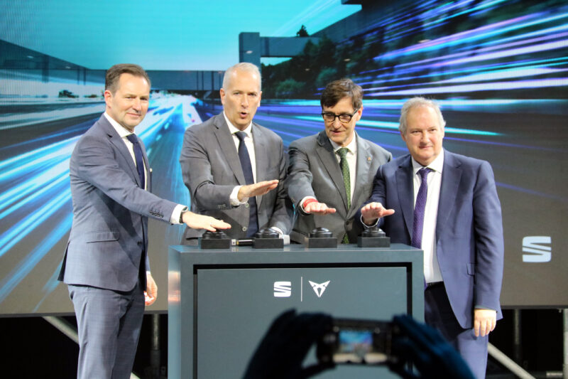 La Bustia inauguracio planta assemblatge bateries foto acn