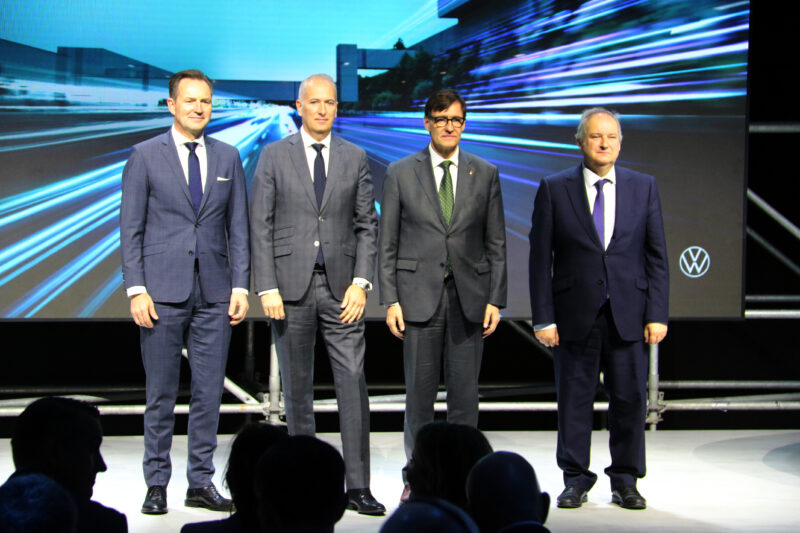 La Bustia inauguracio planta assemblatge bateries foto acn