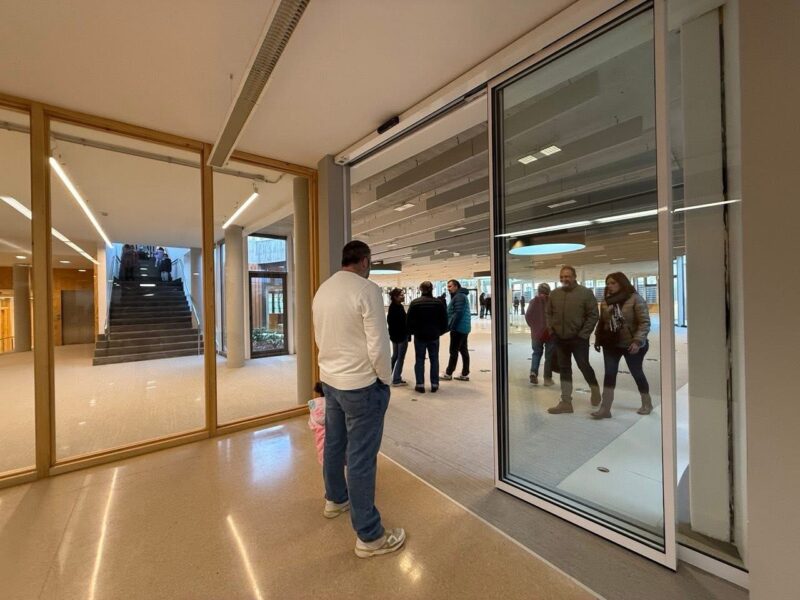 La Bustia jornada portes obertes Biblioteca Olesa 2025