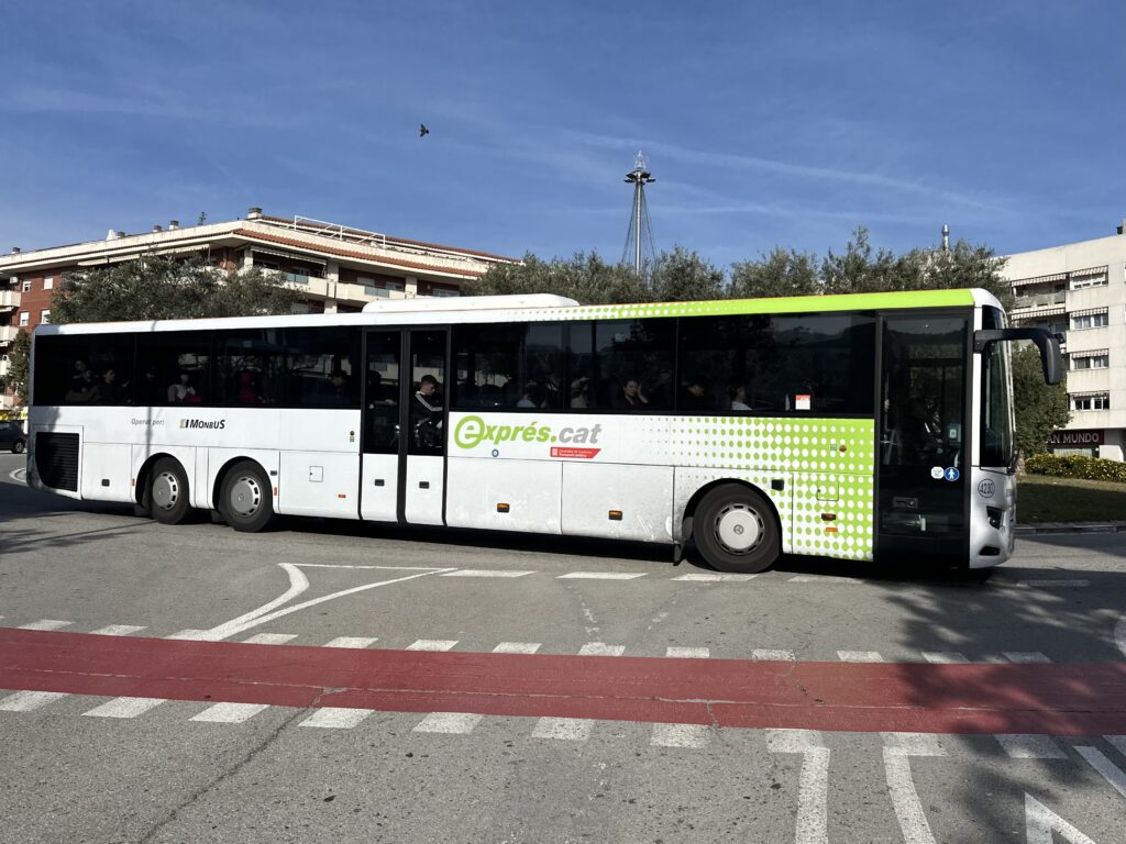 Les queixes massives pels nous horaris del bus Olesa-Barcelona de Monbus provoquen una reunió amb responsables del servei