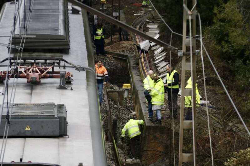 La Bustia Renfe retira meitat tren accidentat Gelida