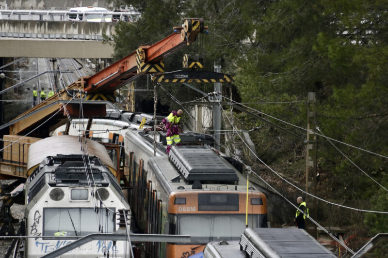 La Bustia Renfe retira meitat tren accidentat Gelida