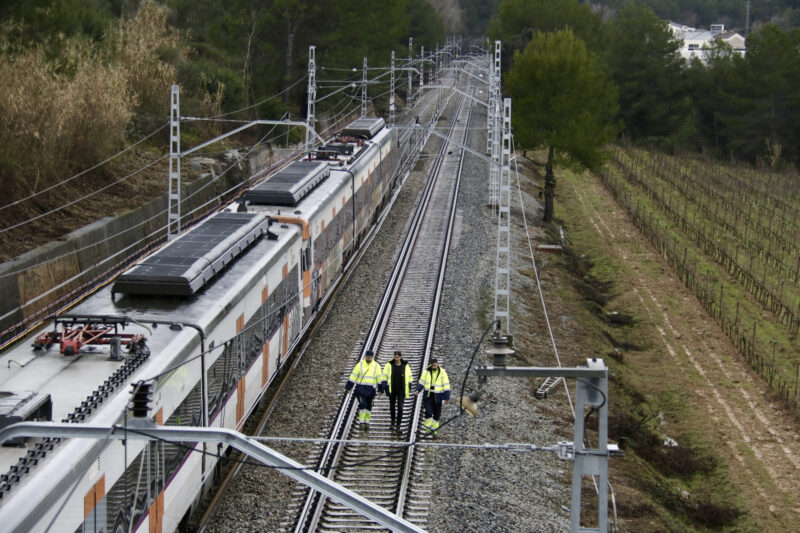 La Bustia Renfe retira meitat tren accidentat Gelida