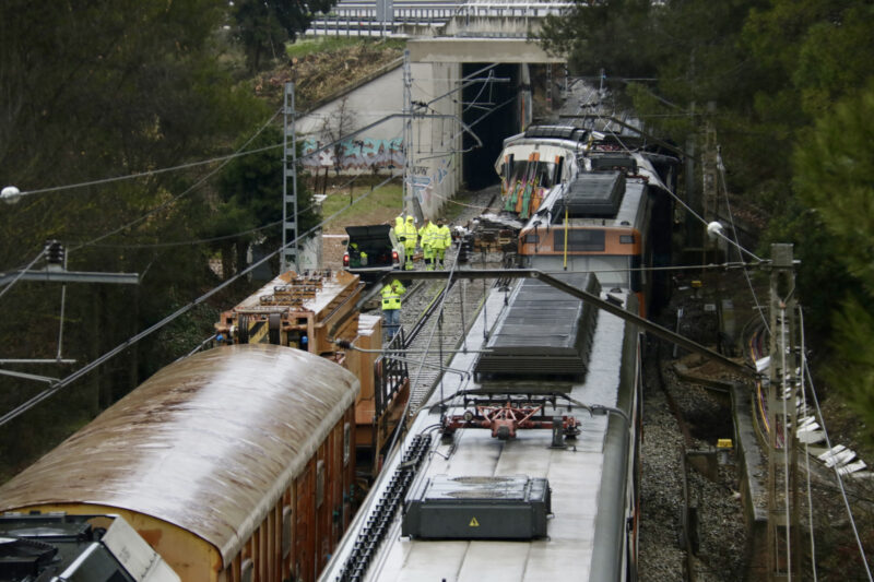 La Bustia Renfe retira meitat tren accidentat Gelida